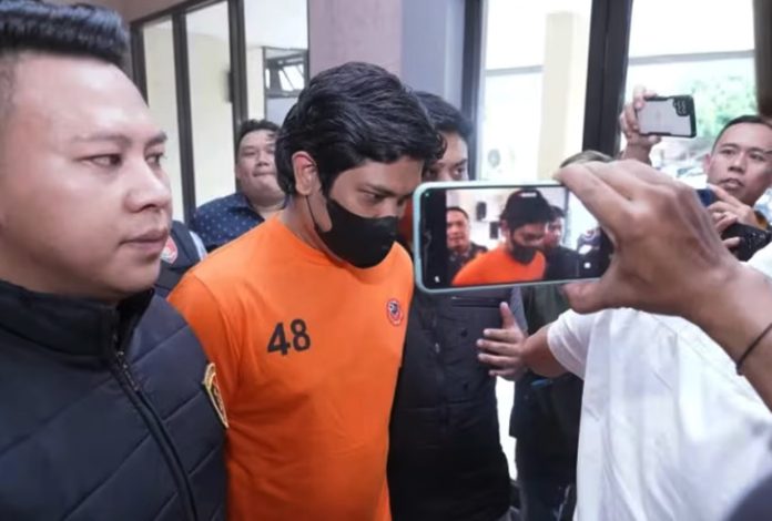 Lembaga Perlindungan Saksi dan Korban (LPSK) menyerahkan uang restitusi senilai Rp106 juta kepada lima korban pelecehan seksual yang dilakukan oleh terpidana dr. M. Syafril Firdaus alias Dokter Iril, termasuk salah satunya seorang ibu hamil. Syafril Firdaus ditetapkan sebagai tersangka dugaan pelecehan seksual terhadap sejumlah perempuan di Kabupaten Garut, Jawa Barat, Kamis (17/4/2025). (Humas Polda Jawa Barat)
