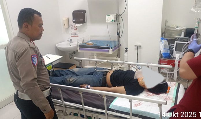 Polsek Jatisampurna segera bergerak menuju lokasi kecelakaan untuk mengevakuasi korban sekaligus melakukan olah tempat kejadian perkara (TKP). Korban kemudian langsung dibawa petugas kepolisian ke RS Mitra Keluarga Jatisampurna guna mendapatkan perawatan medis darurat, Selasa (14/10/2025) pagi. (Foto Istimewa)