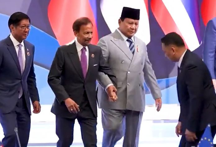 Aksi Spontan Prabowo Gandeng Sultan Brunei Jadi Sorotan di KTT ASEAN