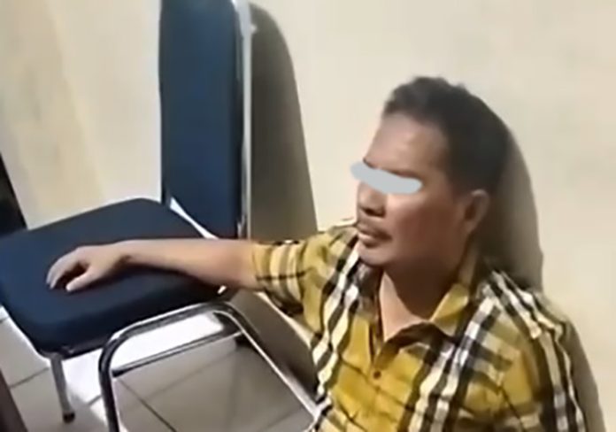 Viral! Mantan Bupati Dharmasraya Diamankan Warga di Padang, Dituding Terlibat Open BO Sesama Jenis Mantan Bupati Dharmasraya berinisial AG dikabarkan diamankan warga di salah satu penginapan di Kota Padang, Sumatera Barat, pada Sabtu malam (25 Oktober 2025).