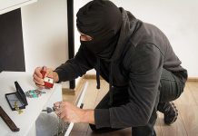 Rumah Warga Jatiasih Dibobol Maling Saat Ditinggal, Emas dan Uang Raib Aksi pencurian rumah kembali terjadi di wilayah Kota Bekasi. Rumah milik seorang warga bernama SYW (35) di kawasan Jatisari, Jatiasih, dibobol maling saat ditinggal pemiliknya pergi ke rumah orang tua, pada Sabtu (18/10/2025) siang. (Ilustrasi, Foto: (Shutterstock.com)