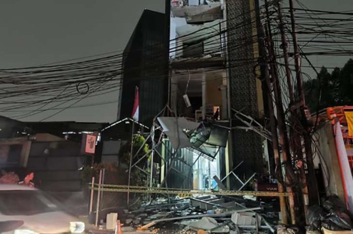 Ledakan Dahsyat Porak-Porandakan Gedung Farmasi Tangerang Selatan Ledakan dahsyat terjadi di sebuah gedung farmasi di kawasan Pondok Aren, Tangerang Selatan, Rabu (8/10/2025) malam. Insiden tersebut menyebabkan kerusakan parah pada bangunan hingga empat setengah lantai porak-poranda.