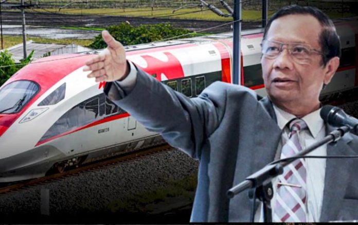 Mahfud MD: Aneh, KPK Minta Saya Laporkan Dugaan Mark Up Proyek Kereta Cepat Whoosh Mantan Menteri Koordinator Politik, Hukum, dan Keamanan (Menko Polhukam) Mahfud MD mengungkapkan keheranannya usai diminta Komisi Pemberantasan Korupsi (KPK) untuk membuat laporan resmi terkait dugaan mark up dalam proyek Kereta Cepat Jakarta-Bandung (KCJB) atau Whoosh. Foto: westjavatoday.com)