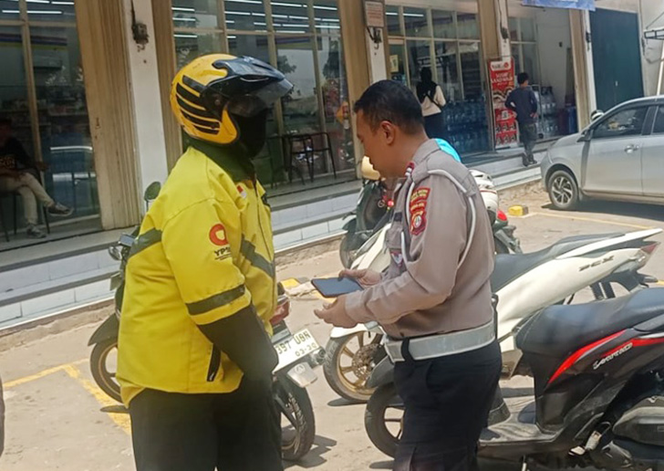 Pihak kepolisian menghubungi keluarga korban yang berdomisili di Pasar Minggu, Jakarta Selatan.