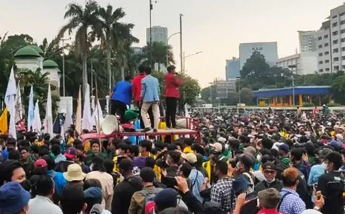 Polres Metro Jakpus Siagakan 825 Personel Amankan Dua Aksi Demo di Monas dan Menteng