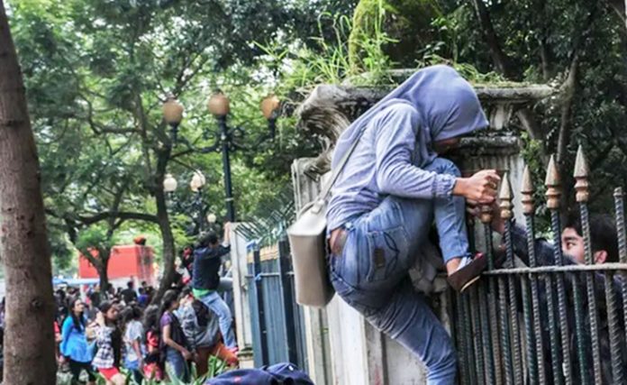 Antusiasme Warga Membludak! Ibu Nekat Panjat Pagar Monas Demi Saksikan HUT ke-80 TNI
