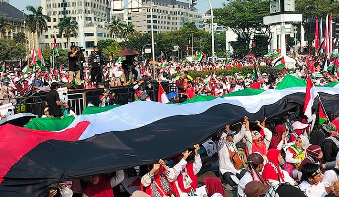 Massa Aksi Bela Palestina Padati Patung Kuda, Polisi Lakukan Penutupan Jalan