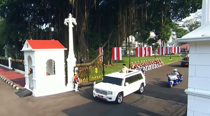 Prabowo Pimpin Upacara HUT ke-80 TNI di Monas, Sapa Rakyat dari Sunroof Maung!