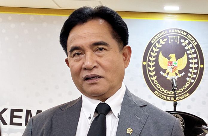 Menteri Koordinator Bidang Hukum, HAM, Imigrasi, dan Pemasyarakatan (Kumham Imipas), Yusril Ihza Mahendra, menjelaskan bahwa pemulangan kedua narapidana dilakukan melalui mekanisme transfer of prisoners atau pemindahan narapidana antarnegara. (KOMPAS.com/Foto: Haryanti Puspa Sari)