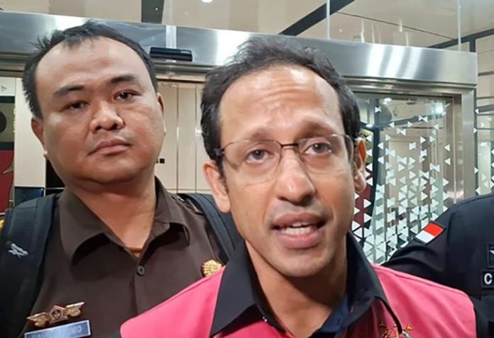 Pantauan awak media di Gedung Bundar Jampidsus Kejagung, Nadiem Anwar Makarim tiba pada Selasa (14/10) pukul 11.34 WIB mengenakan rompi tahanan berwarna pink dengan tangan terborgol.