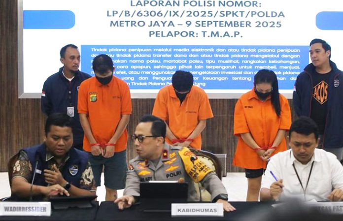 Kasubdit III Ditsiber Polda Metro Jaya AKBP Raffles Langgak Putra menjelaskan, ketiga pelaku diduga memperoleh keuntungan besar dari hasil kejahatan tersebut. (CNBC Indonesia/Foto: Faisal Rahman)