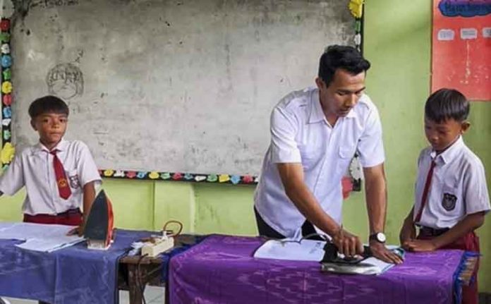 Guru SD di Kediri Viral Usai Ajarkan Anak Menyetrika: Bentuk Kemandirian Sejak Dini