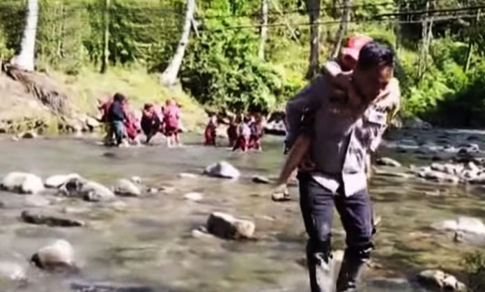 Air Deras Tak Halangi Semangat Belajar Anak Mamasa, Jembatan Rusak 3 Tahun!