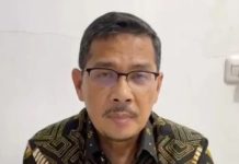 Eks Bupati Dharmasraya Adi Gunawan Bantah Tuduhan Open BO Sesama Jenis Jagat media sosial di Provinsi Sumatera Barat tengah dihebohkan dengan beredarnya sebuah video yang menampilkan sosok mantan Bupati Dharmasraya, Adi Gunawan (AG). (Foto: SumbarKita).