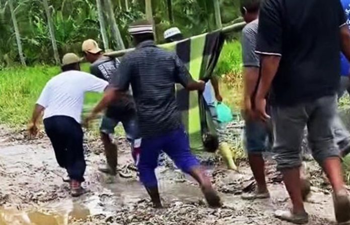 Miris! Jalan Tak Bisa Dilalui Mobil, Warga Asahan Pikul Jenazah Pakai Sarung dan Bambu