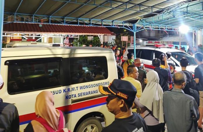 Suasana duka menyelimuti Kelurahan Bendan Ngisor, Kecamatan Gajahmungkur, Kota Semarang, setelah empat jenazah korban kecelakaan maut bus di Tol Pemalang tiba pada Sabtu (25/10/2025) malam. (Foto: Ardian Dwi Kurnia/detikJateng)