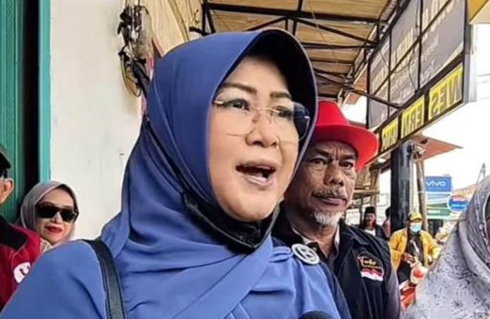 Tifauziah Tyassuma atau yang dikenal sebagai dr. Tifa, resmi menjadi salah satu dari delapan tersangka dalam kasus dugaan tudingan ijazah palsu Presiden ke-7 RI Joko Widodo (Jokowi).