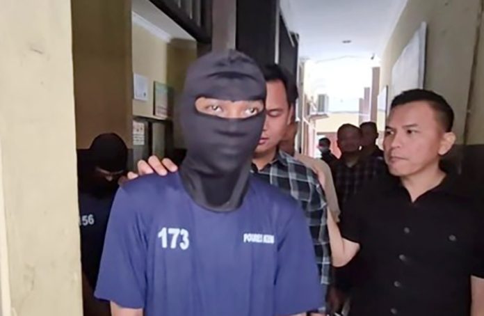Satuan Reserse Kriminal (Sat Reskrim) Polres Kendal berhasil menangkap Imron (46), warga Desa Tegorejo, Kecamatan Pegandon, Kendal, yang menjadi tersangka dalam kasus pembunuhan terhadap seorang pria dengan gangguan jiwa (ODGJ) dua bulan lalu. (Foto: Saktyo Dimas R/detikJateng)