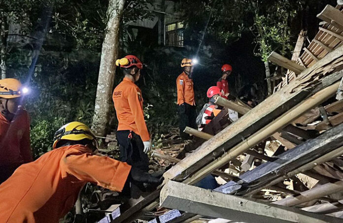 Longsor melanda Dusun Cibuyut dan Dusun Tarukahan, Desa Cibeunying, Kecamatan Majenang, Kabupaten Cilacap, Jawa Tengah, pada Kamis (13/11/2025) malam.