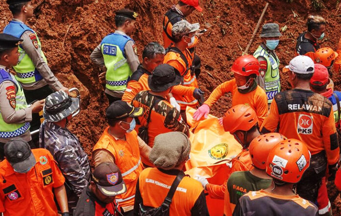 Tim SAR gabungan kembali menemukan jasad korban bencana longsor di Desa Cibeunying, Kecamatan Majenang, Kabupaten Cilacap. Hingga pukul 11.00 WIB, tiga jasad kembali berhasil dievakuasi dari area terdampak di Dusun Cibuyut, Senin (17/11/2025).