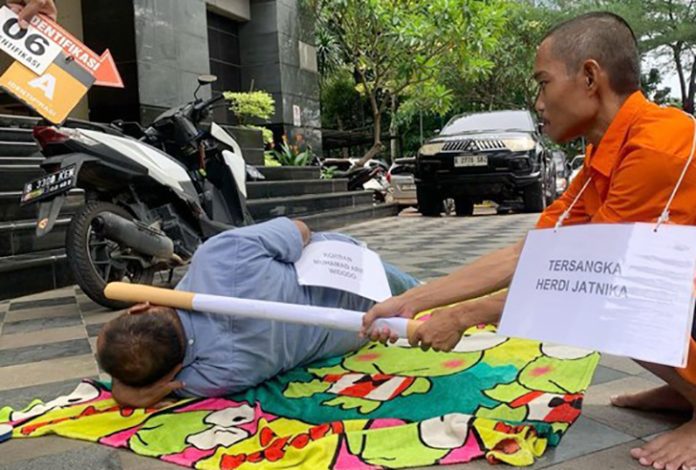 Majelis hakim Pengadilan Negeri Bekasi menjatuhkan vonis 16 tahun penjara kepada Herdi Jatnika. Hakim menyatakan Herdi terbukti bersalah melakukan pembunuhan yang diikuti dengan tindak pidana lain. Foto: Reka ulang kasus ojol di Bekasi dibunuh teman 'tak tahu diri'. (Mulia Budi/detikcom)