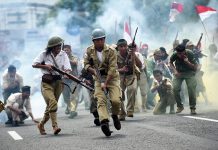 10 November Tak Terlupakan: Jejak Perjuangan Rakyat Surabaya Menjaga Kemerdekaan Indonesia Peringatan Hari Pahlawan Nasional setiap 10 November berakar dari pertempuran bersejarah di Surabaya pada tahun 1945. Dalam foto dokumentasi Kompas oleh Bahana Patria Gupta, tampak suasana Parade Surabaya Juang di depan Gedung Grahadi, Kota Surabaya, Jawa Timur, yang mengenang heroisme para pejuang kala itu.