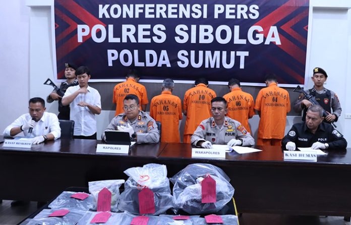 Polres Sibolga berhasil meringkus dua tersangka tambahan dalam kasus penganiayaan terhadap Arjuna Tamaraya (21), mahasiswa yang ditemukan tewas usai dianiaya di Masjid Agung Sibolga, Sumatra Utara. Dengan penangkapan ini, total lima pelaku telah diamankan polisi.