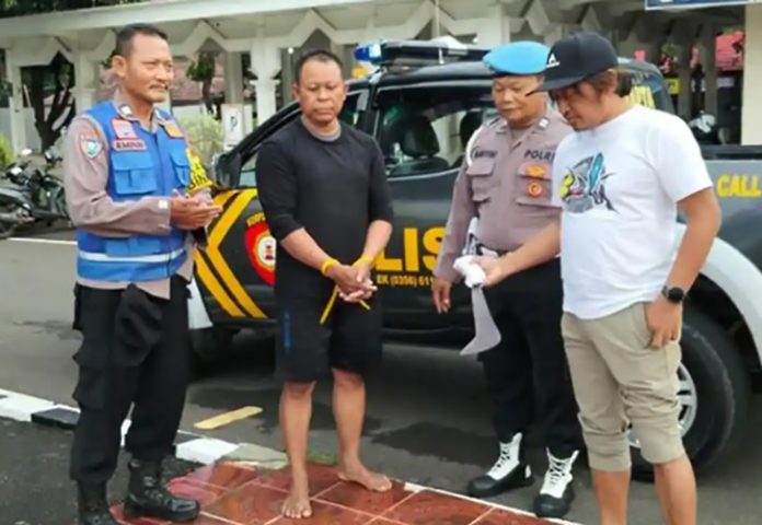 Seorang perangkat desa berinisial R ditemukan tewas bersimbah darah setelah dibacok oleh W (50), pria yang diduga terlibat dalam hubungan asmara terlarang tersebut.