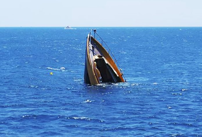 Tragedi kemanusiaan kembali terjadi di perairan Asia Tenggara. Sedikitnya tujuh migran asal Myanmar ditemukan tewas setelah kapal yang mereka tumpangi terbalik di perbatasan laut Malaysia dan Thailand, tepatnya di sekitar Pulau Tarutao dan utara Langkawi, akhir pekan lalu. (Ilustrasi kapal tenggelam, Foto: iStockphoto/Lisa-Blue)