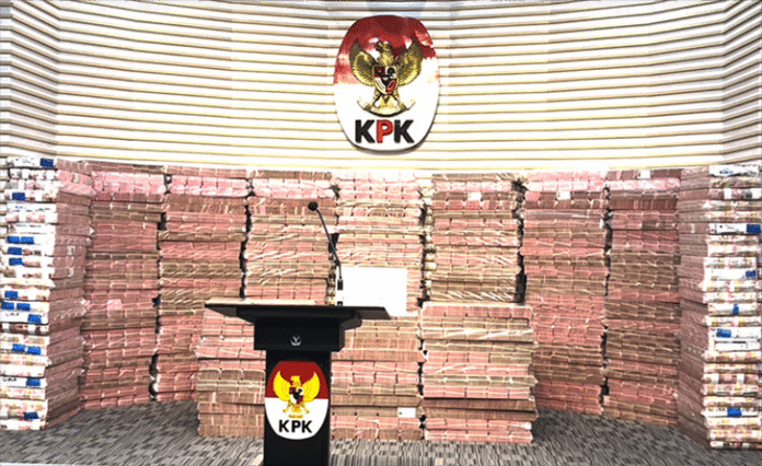 Komisi Pemberantasan Korupsi (KPK) mendapat apresiasi dari Komisi III DPR RI usai menampilkan barang bukti uang sitaan senilai Rp300 miliar dalam konferensi pers kasus dugaan investasi fiktif di PT Taspen.