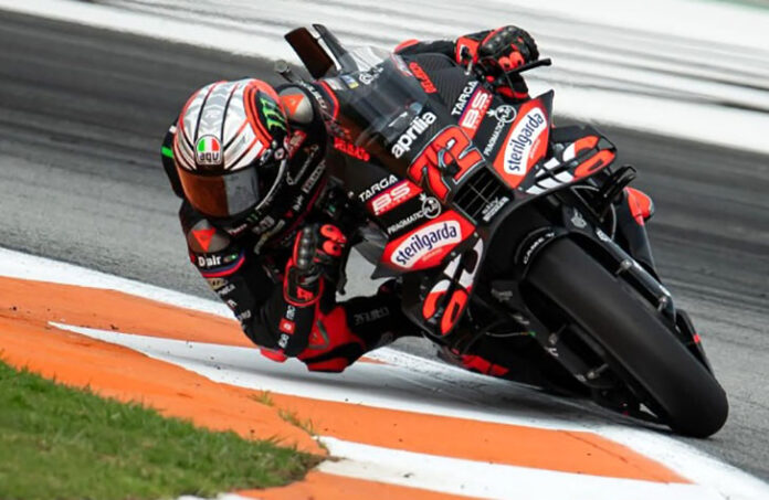 Rider Aprilia, Marco Bezzecchi, menutup musim dengan gemilang setelah menjuarai balapan penutup MotoGP Valencia 2025. Di sisi lain, nasib buruk kembali menaungi Francesco “Pecco” Bagnaia yang lagi-lagi gagal finis. (Credit: Instagram @Marcobez72)
