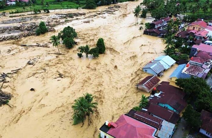 Badan Penanggulangan Bencana Daerah (BPBD) Kabupaten Pasaman Barat, Sumatera Barat, melaporkan tujuh warga tertimbun longsor di kawasan Batang Tinggam