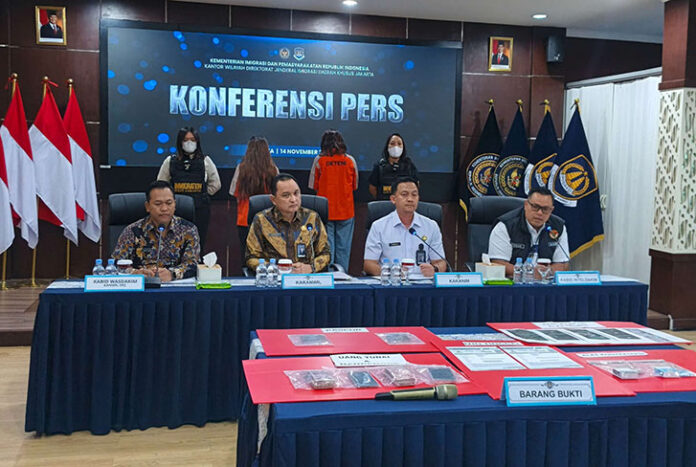 Bongkar Prostitusi Online! Dua WNA Uzbekistan Ditangkap Imigrasi Jakarta Barat Kantor Imigrasi Kelas I Khusus Non-TPI Jakarta Barat mengungkap praktik prostitusi online yang melibatkan dua perempuan warga negara Uzbekistan berinisial SS (35) dan KD (22).