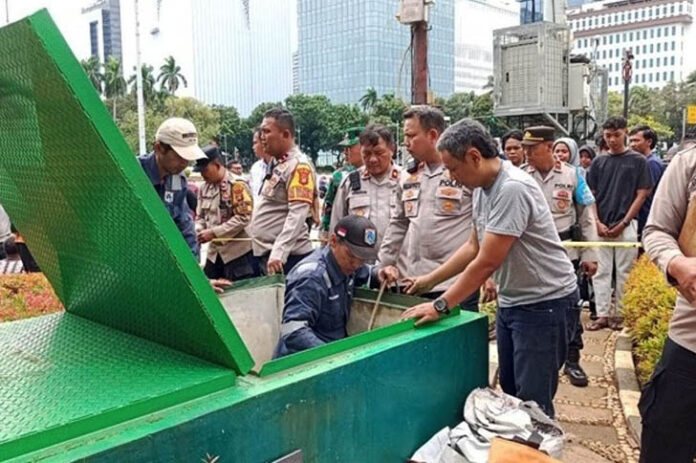 Seorang pria ditemukan tewas di kawasan Patung Kuda Arjuna Wiwaha, Jalan Medan Merdeka Barat, Gambir, Jakarta Pusat, pada Rabu (12/11/2025) pagi. Korban diketahui merupakan petugas kontrol pompa air di lokasi tersebut.