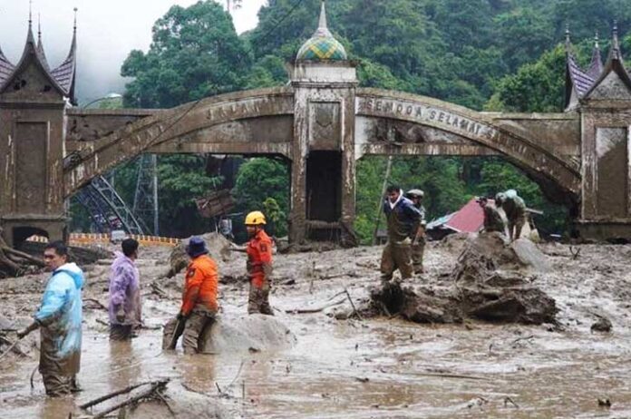 Kedua personel Polda Riau dilaporkan hilang setelah terjebak banjir bandang dan material longsor di kawasan Jembatan Kembar, Kelurahan Silaing Bawah, Padang Panjang Barat, pada Kamis (27/11) sekitar pukul 11.30 WIB.