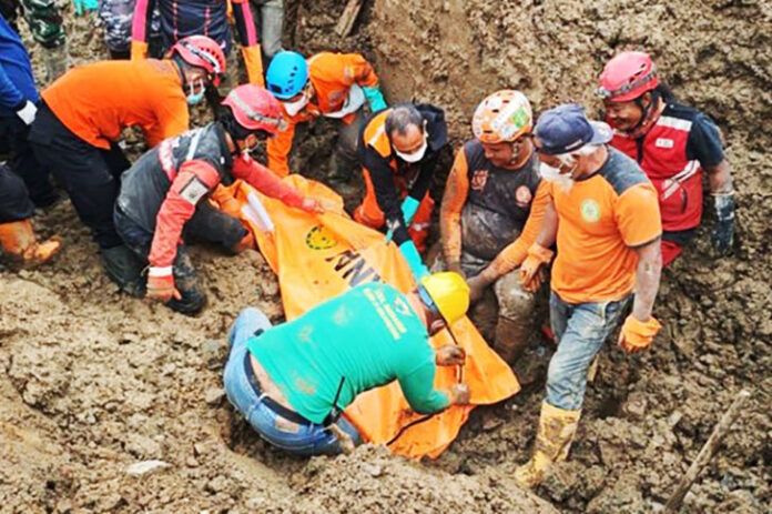 Jumlah korban meninggal akibat tanah longsor yang melanda Dusun Situkung, Desa Pandanarum, Kecamatan Pandanarum, Kabupaten Banjarnegara, terus bertambah. Hingga Jumat (21/11/2025), tercatat 10 orang meninggal dunia, sementara 18 korban lainnya masih dalam pencarian.