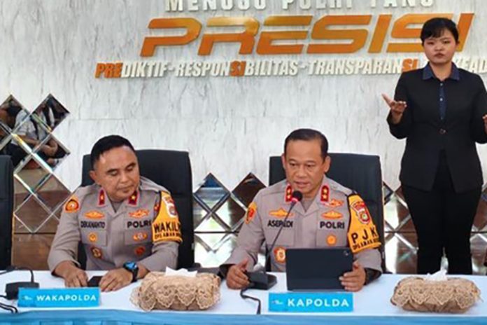 Polda Metro Tetapkan 8 Tersangka Kasus Fitnah Ijazah Palsu Jokowi, Termasuk Roy Suryo Polda Metro Jaya resmi menetapkan delapan orang sebagai tersangka dalam kasus dugaan fitnah dan penyebaran informasi bohong terkait tudingan ijazah palsu Presiden ke-7 RI, Joko Widodo (Jokowi).