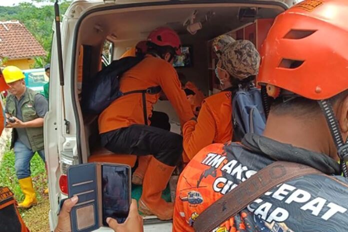 Tim SAR gabungan berhasil menemukan tiga korban longsor di Desa Cibeunying, Kecamatan Majenang, Kabupaten Cilacap. (Foto: Anang Firmansyah/detikJateng)
