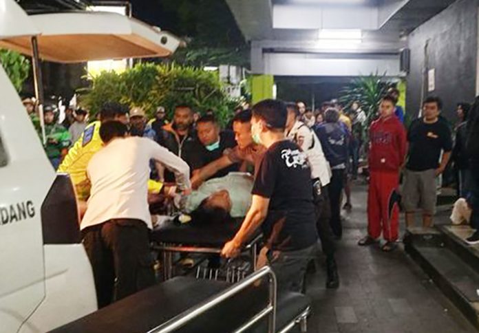 Kecelakaan maut terjadi di Tanjakan Cae, Kecamatan Wado, Kabupaten Sumedang, Jawa Barat, pada Sabtu (1/11/2025) malam. Sebuah minibus Elf yang mengangkut rombongan ziarah asal Majalengka mengalami kecelakaan tunggal hingga menyebabkan tiga orang meninggal dunia dan 16 lainnya luka-luka.