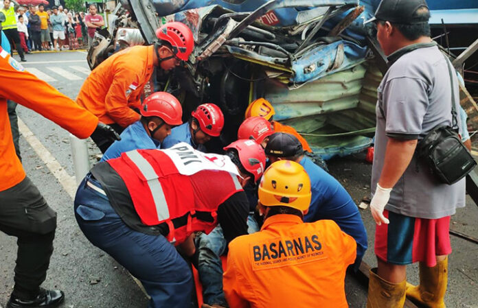 Kecelakaan maut truk tangki terjadi di jalur Magelang-Purworejo, tepatnya di sekitar Pasar Sidosari, Desa Kalijambe, Kecamatan Bener, Kabupaten Purworejo, pada Selasa (11/11/2025) pukul 04.45 WIB.