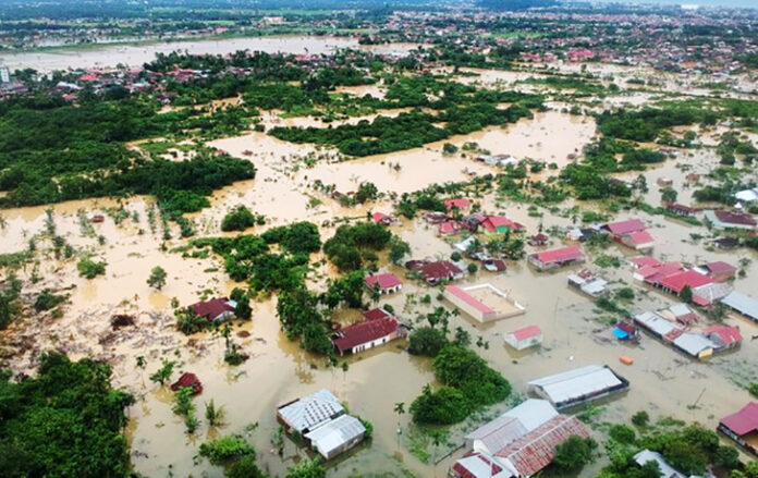 Foto udara banjir merendam pemukiman di kawasan Dadok Tunggul Hitam, Padang, Sumatera Barat.