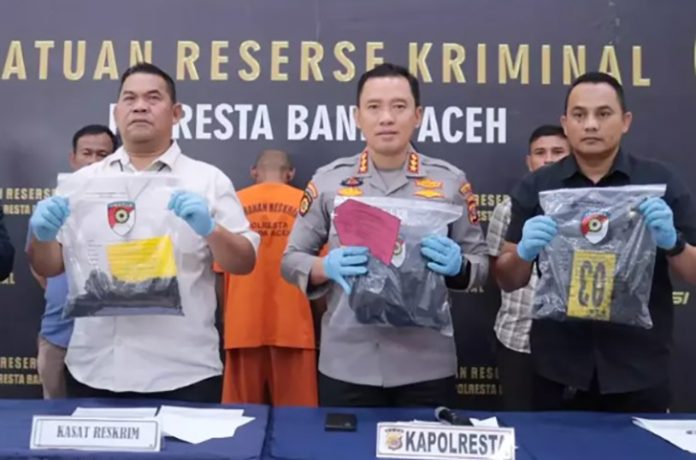 Motif Mengejutkan! Santri Bakar Asrama Dayah di Aceh Gara-Gara Dihina Teman “Pelaku mengaku sering mengalami tindakan bullying oleh beberapa teman asrama. Ia merasa tertekan hingga timbul niat membakar gedung agar barang-barang milik mereka ikut terbakar,” ujar Kombes Joko Heri dalam konferensi pers di Mapolresta Banda Aceh, Kamis (6/11/2025).