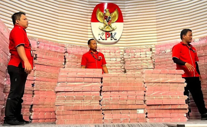 Komisi Pemberantasan Korupsi (KPK) menyerahkan uang rampasan negara senilai Rp 883.038.394.268 hasil perkara korupsi investasi fiktif PT Taspen.