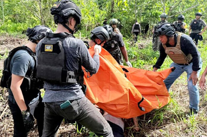Seorang pekerja bangunan Gereja GIDI Motulen bernama Baharudin ditemukan tewas dengan luka bacok di dekat tempat tinggalnya di Jalan Gunung, Kabupaten Yahukimo. Korban diduga menjadi sasaran penyerangan oleh anggota Kelompok Kriminal Bersenjata (KKB), Rabu (19/11/2025) sekitar pukul 14.04 WIT.