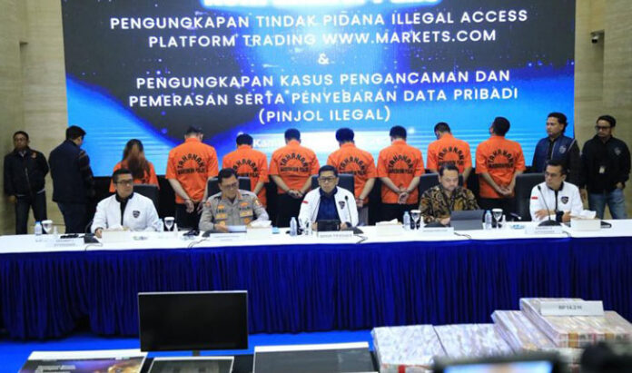 Bareskrim Polri membongkar kasus dua aplikasi pinjaman online (pinjol) ilegal dengan total sekitar 400 nasabah. Para pelaku diduga terus meneror para korban meski pinjaman sudah dilunasi.