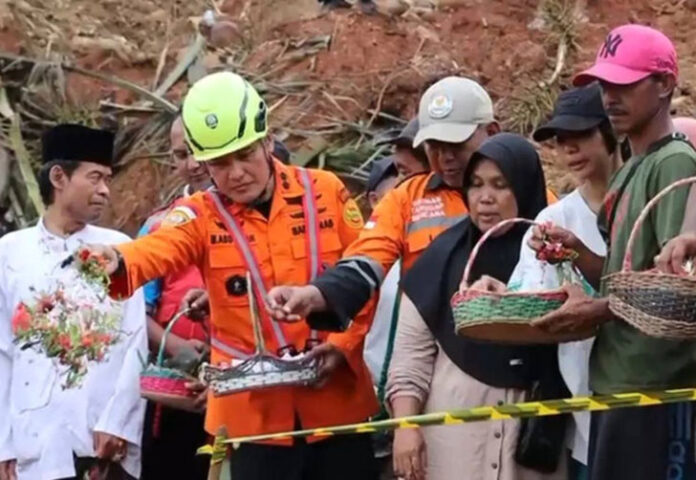 Operasi pencarian korban tanah longsor di Desa Cibeunying, Kecamatan Majenang, Kabupaten Cilacap, resmi dihentikan setelah memasuki hari ke-10.