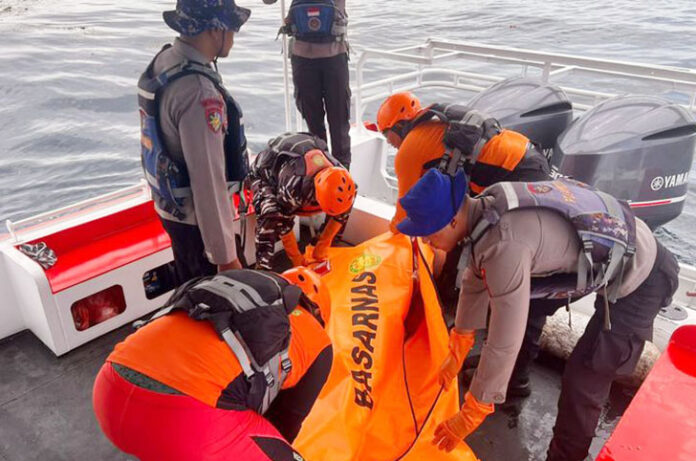 Setelah dilakukan pencarian intensif selama tiga hari, nelayan asal Sanur bernama Wayan Dana akhirnya ditemukan dalam kondisi meninggal dunia di Perairan Bali pada Sabtu (22/11/2025) sekitar pukul 09.50 Wita.