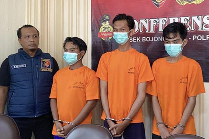 Polisi berhasil mengungkap kasus pembunuhan sadis terhadap pria berinisial AN (25) yang ditemukan tewas bersimbah darah dengan leher terlilit kawat bendrat di Kampung Panjang, Bojonggede, Kabupaten Bogor.