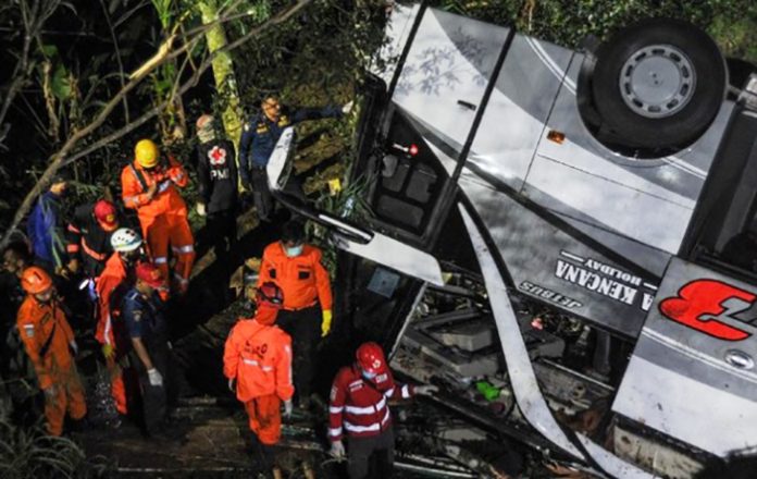 Elf Rombongan Ziarah Terguling di Tanjakan Cae, 3 Tewas dan 16 Luka Kecelakaan maut terjadi di Tanjakan Cae, Kecamatan Wado, Kabupaten Sumedang, Jawa Barat, pada Sabtu (1/11/2025) malam. Sebanyak tiga orang tewas dan 16 lainnya luka-luka akibat kecelakaan tunggal yang melibatkan minibus Elf rombongan ziarah tersebut. (Antara, Foto/Raisan Al Farisi)