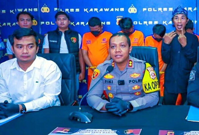 Polisi mengamankan empat orang terduga pelaku pengeroyokan terhadap SL, seorang remaja laki-laki berkebutuhan khusus (disabilitas) asal Purwakarta.